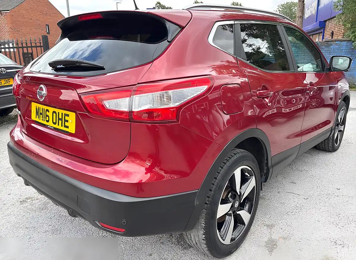 Used 2016 Nissan Qashqai N-Connecta Red - Interior and Exterior details 7