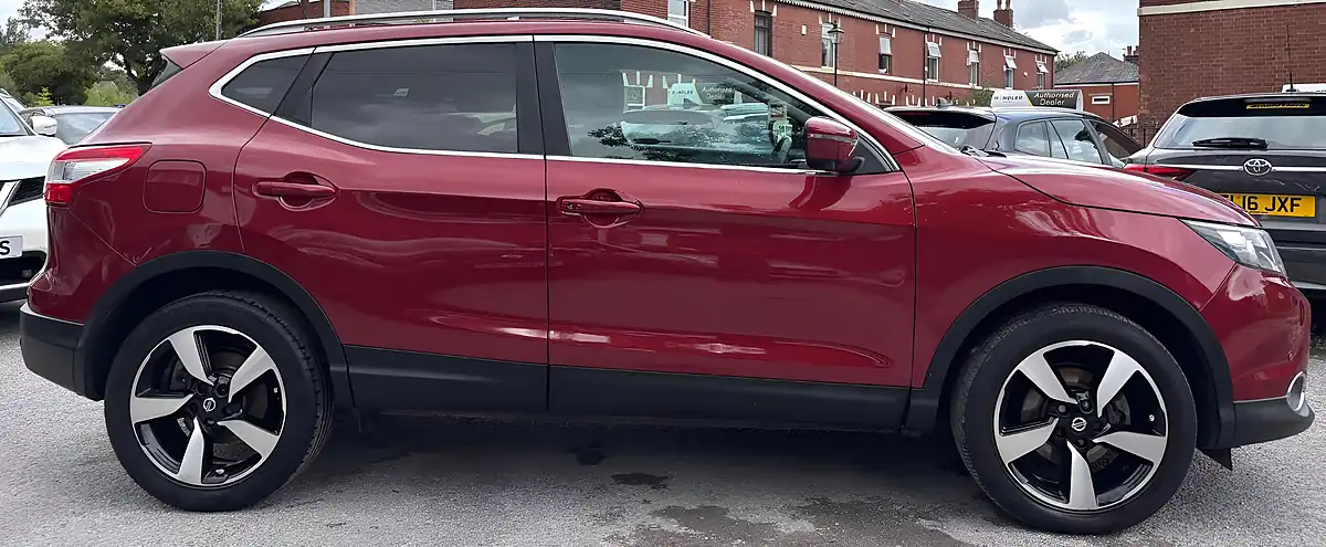 Used 2016 Nissan Qashqai N-Connecta Red - Interior and Exterior details 8