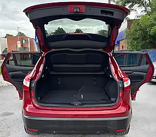 Used 2016 Nissan Qashqai N-Connecta Red - Interior and Exterior details 9