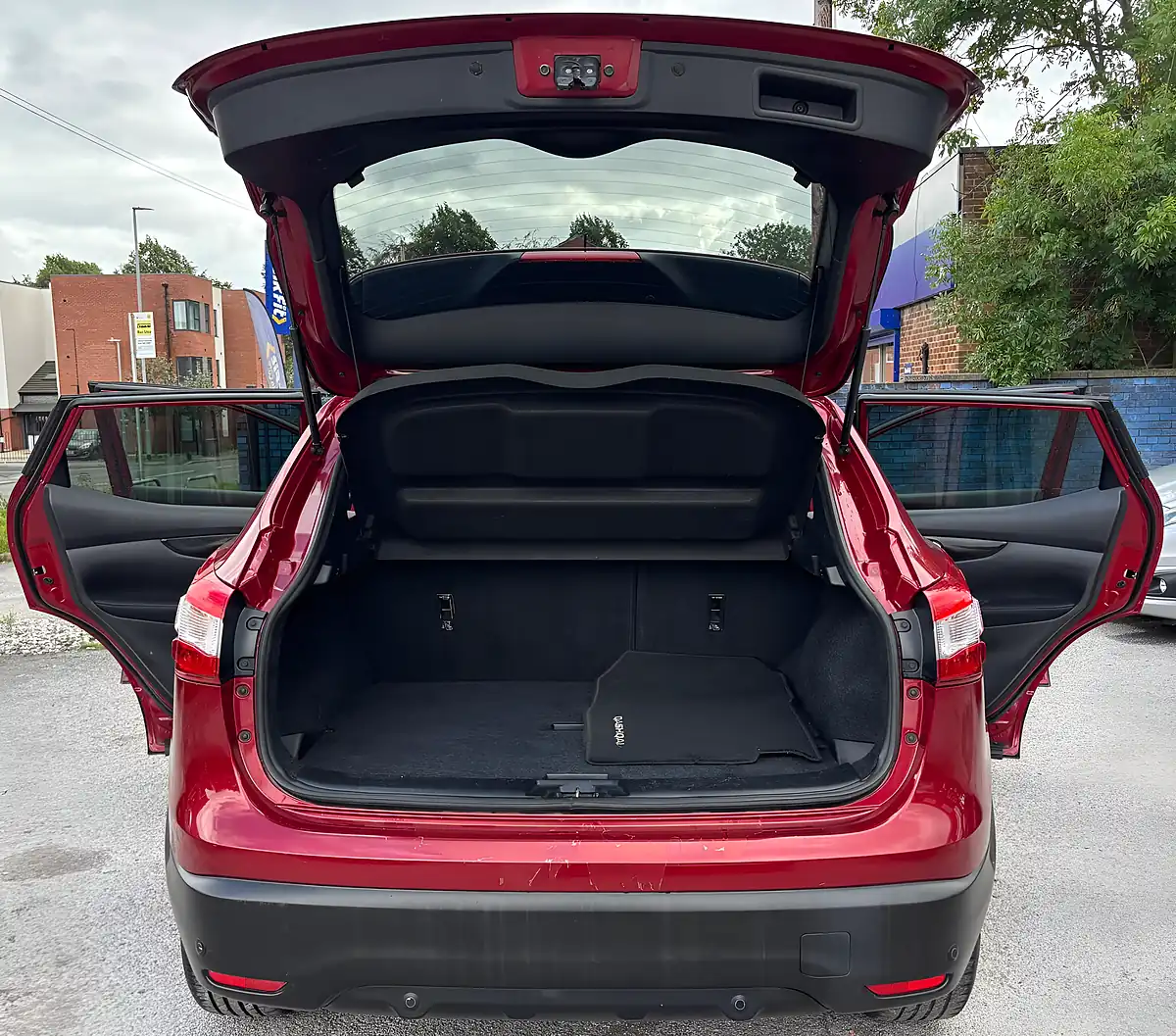 Used 2016 Nissan Qashqai N-Connecta Red - Interior and Exterior details 9