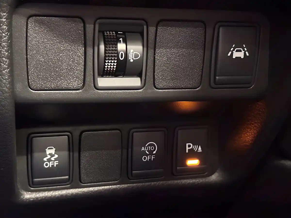Used 2016 Nissan Qashqai N-Connecta Silver - Interior and Exterior details 16