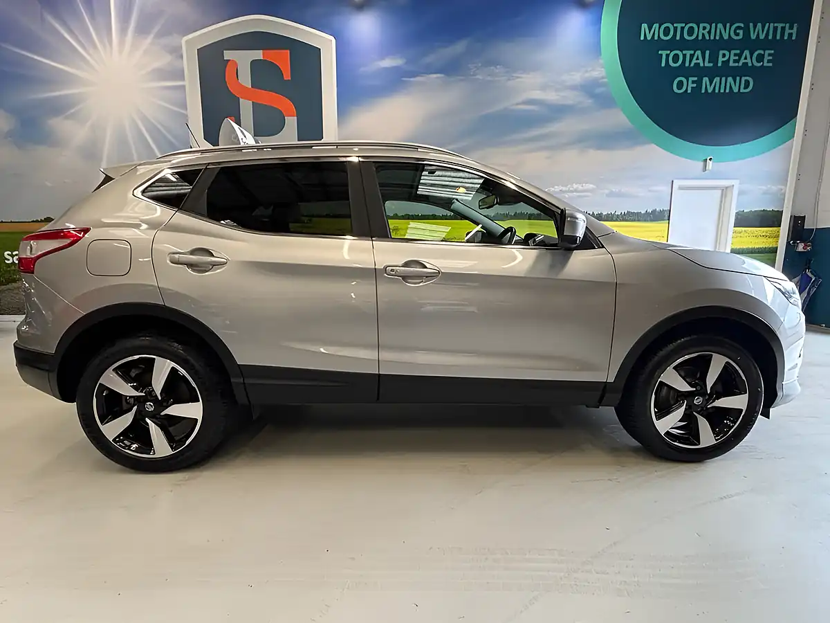 Used 2016 Nissan Qashqai N-Connecta Silver - Interior and Exterior details 4