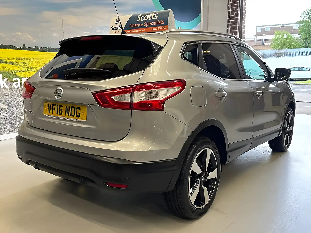 Used 2016 Nissan Qashqai N-Connecta Silver - Interior and Exterior details 5