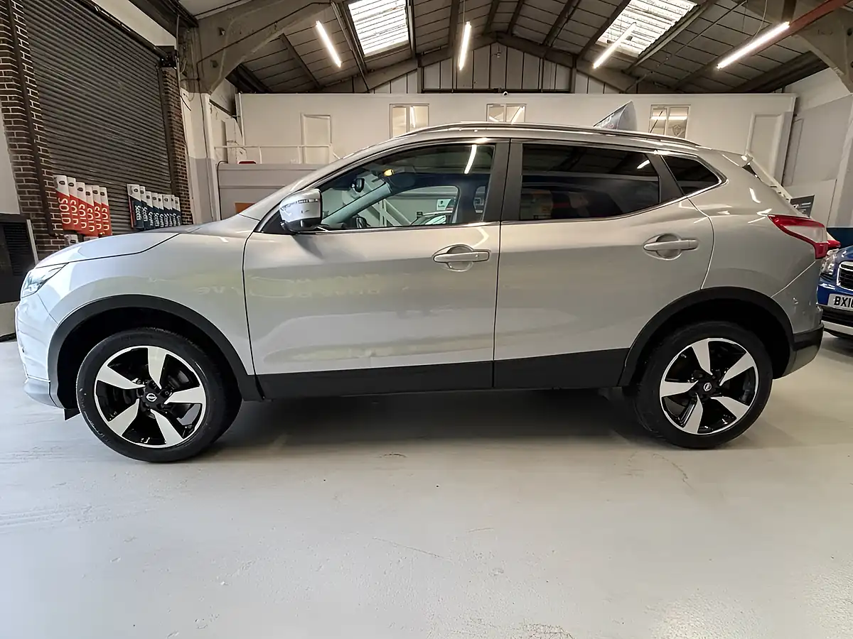 Used 2016 Nissan Qashqai N-Connecta Silver - Interior and Exterior details 8