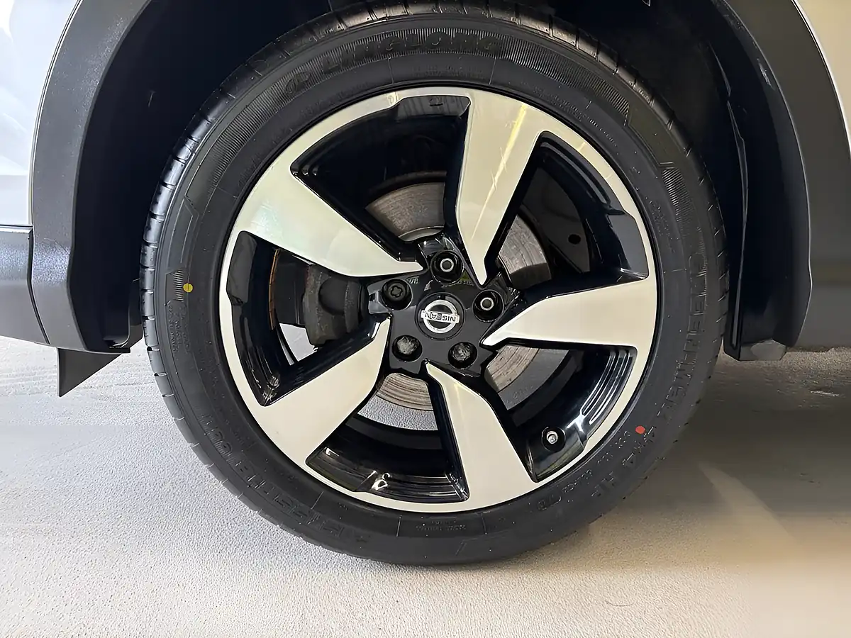 Used 2016 Nissan Qashqai N-Connecta Silver - Interior and Exterior details 9