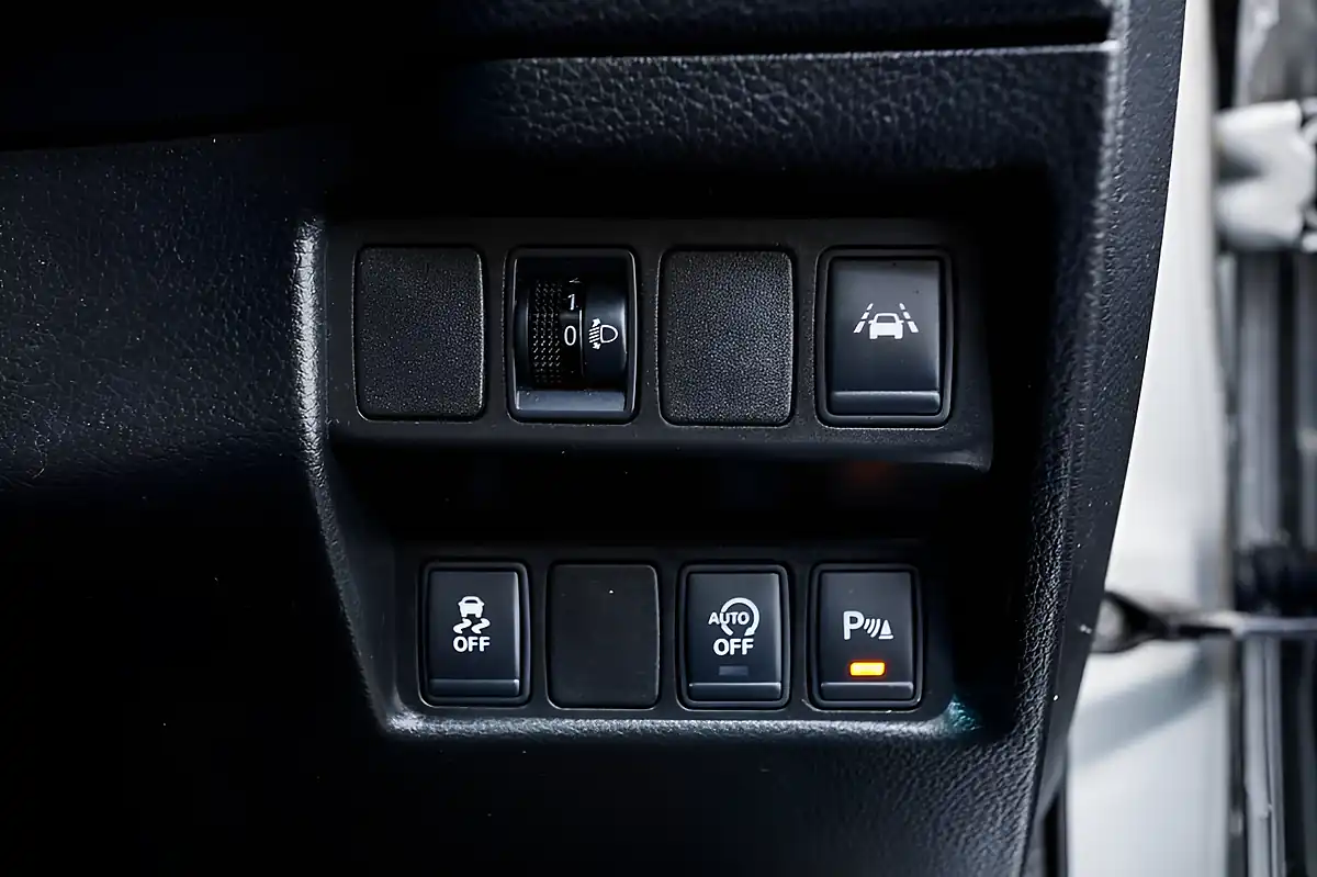 Used 2016 Nissan Qashqai N-Connecta Silver - Interior and Exterior details 16
