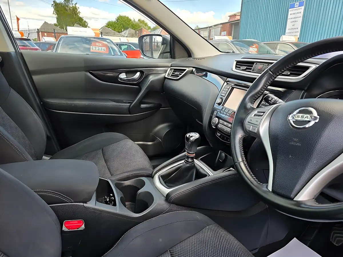 Used 2016 Nissan Qashqai N-Connecta Silver - Interior and Exterior details 10