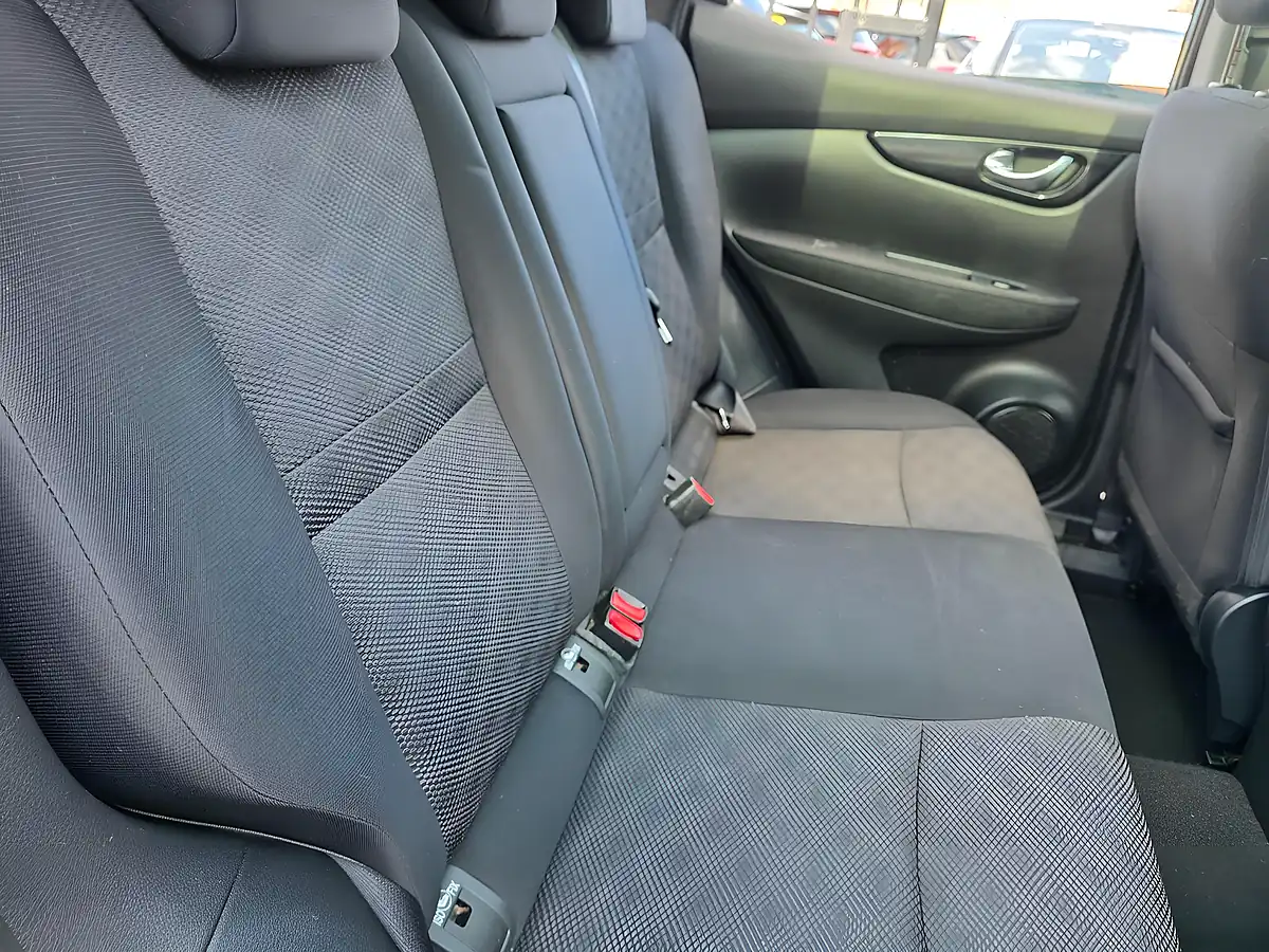 Used 2016 Nissan Qashqai N-Connecta Silver - Interior and Exterior details 12