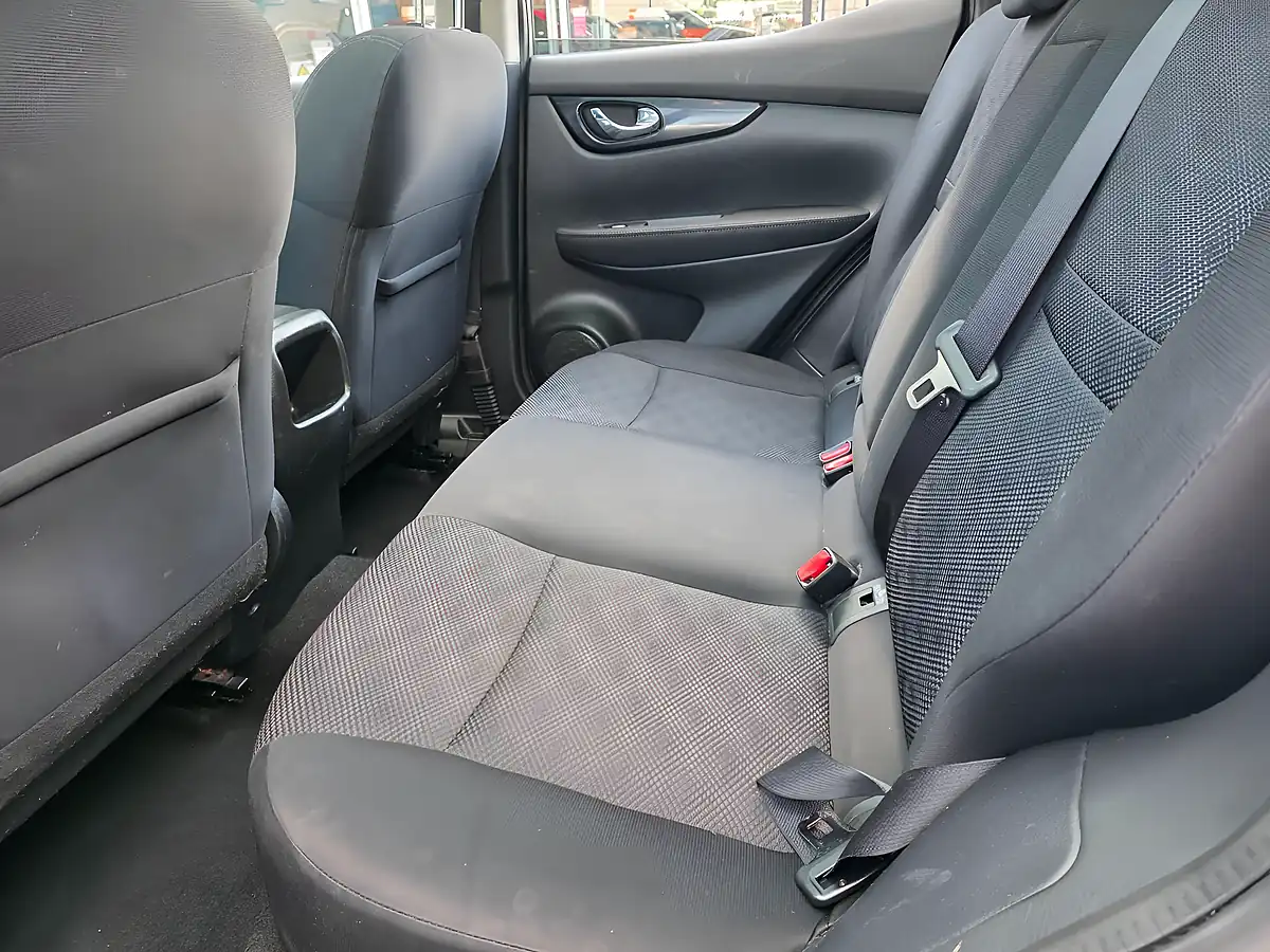 Used 2016 Nissan Qashqai N-Connecta Silver - Interior and Exterior details 13