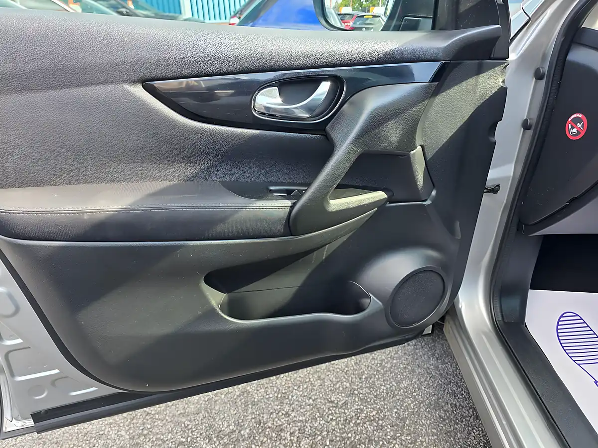 Used 2016 Nissan Qashqai N-Connecta Silver - Interior and Exterior details 15