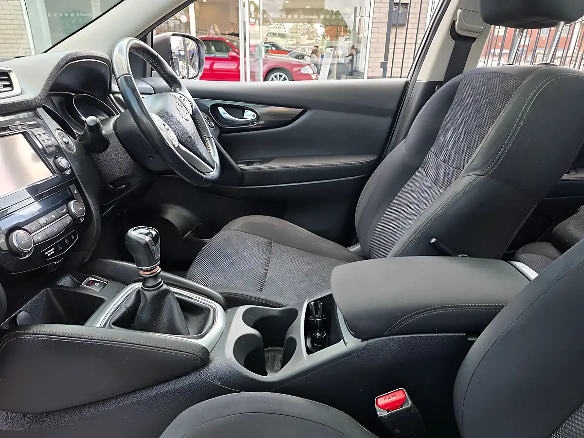 Used 2016 Nissan Qashqai N-Connecta Silver - Interior and Exterior details 18