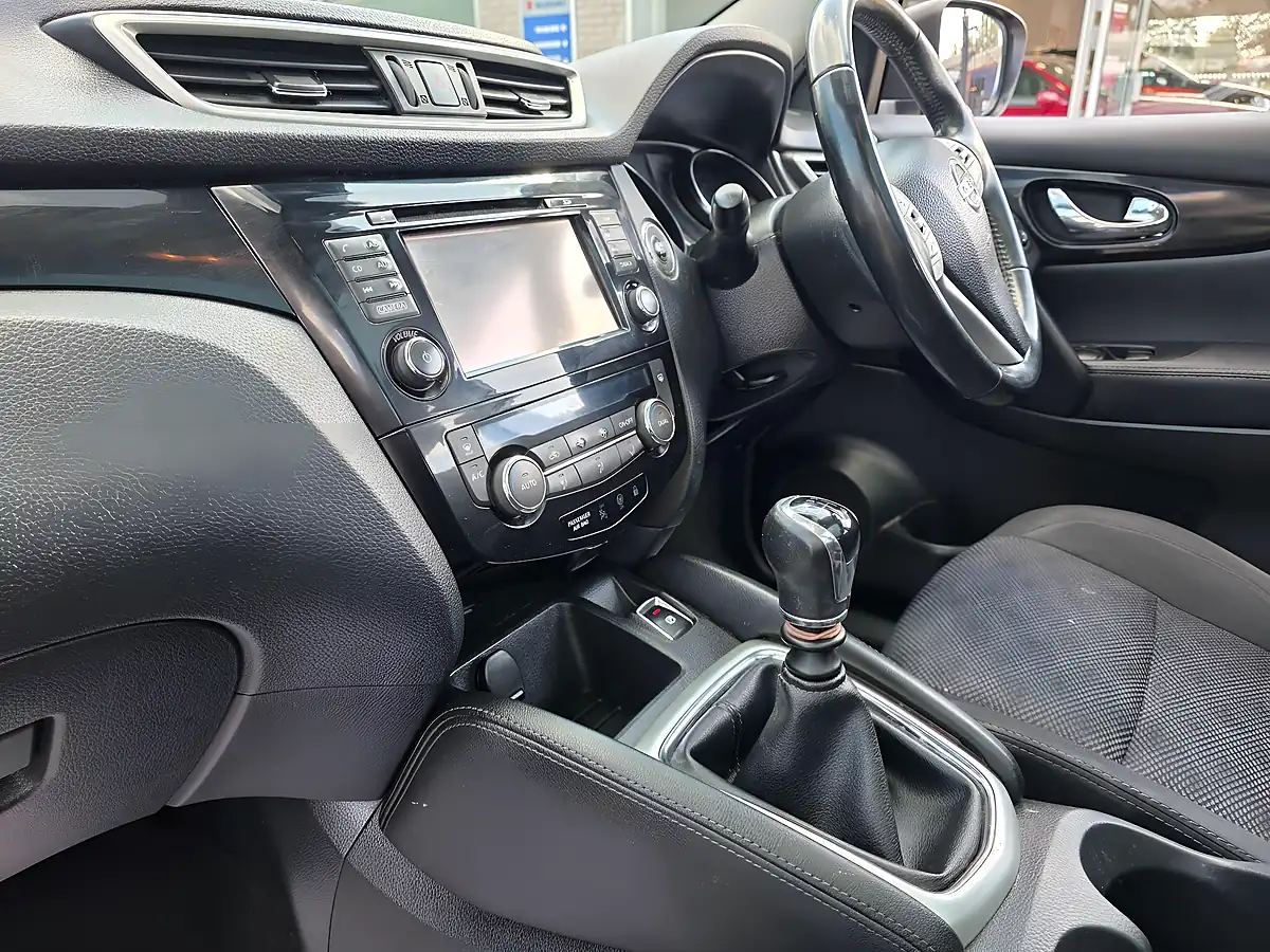 Used 2016 Nissan Qashqai N-Connecta Silver - Interior and Exterior details 20