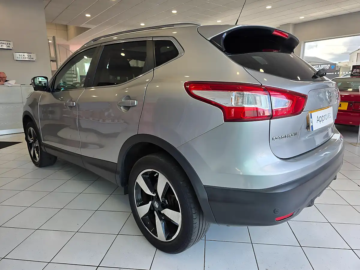 Used 2016 Nissan Qashqai N-Connecta Silver - Interior and Exterior details 4