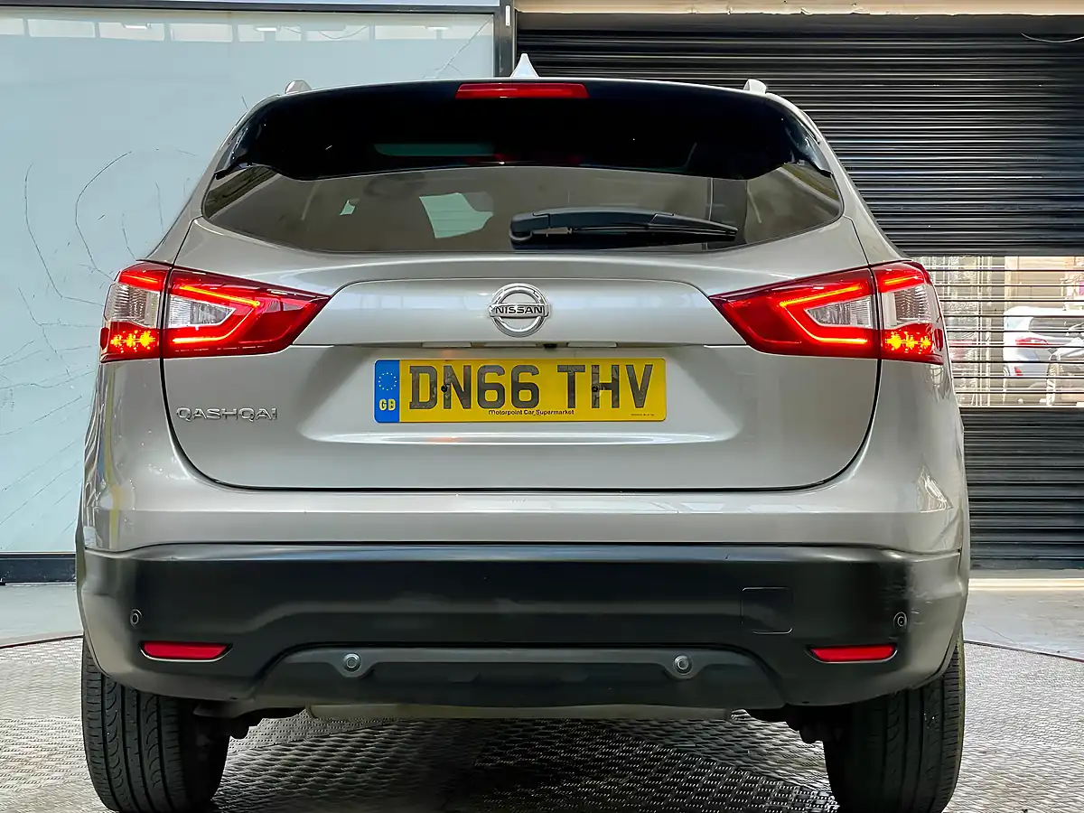 Used 2016 Nissan Qashqai N-Connecta Silver - Interior and Exterior details 11