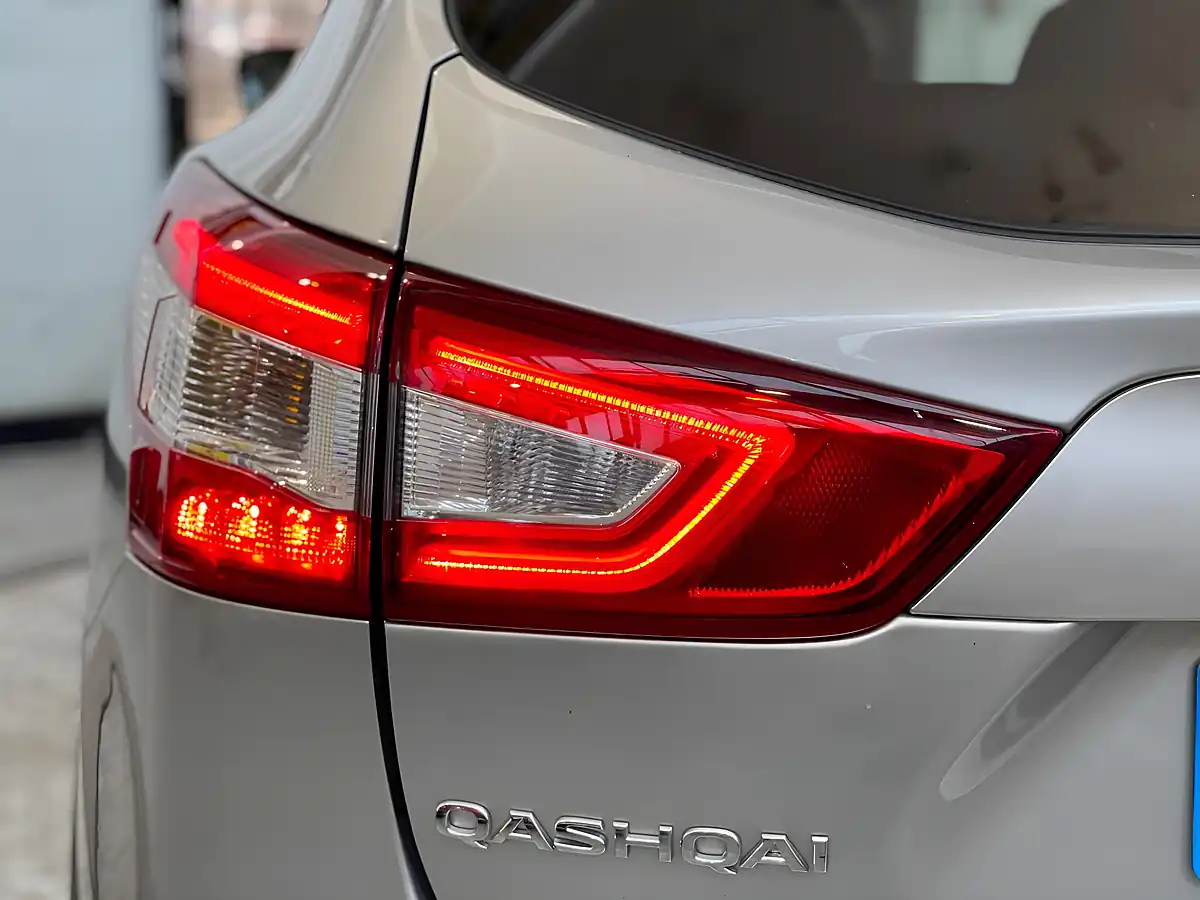 Used 2016 Nissan Qashqai N-Connecta Silver - Interior and Exterior details 12