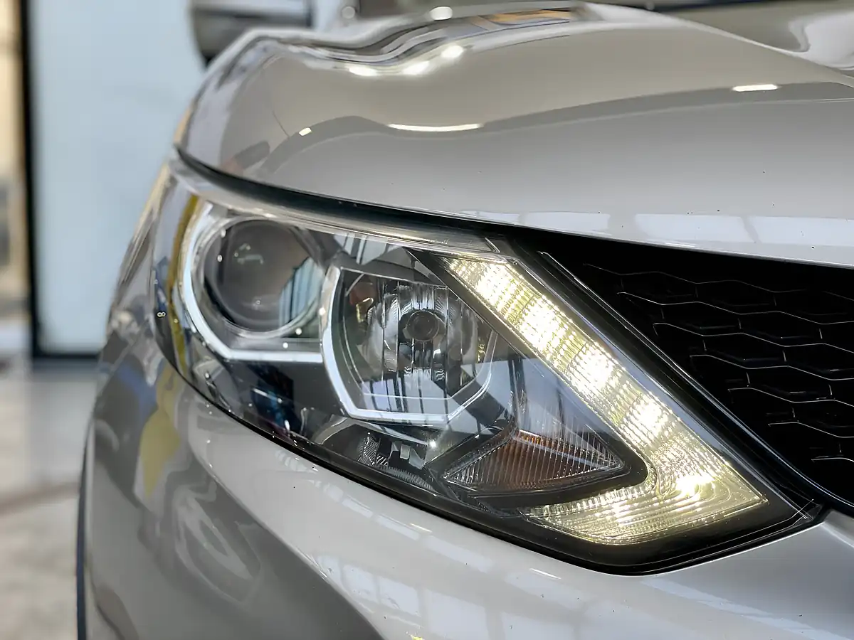 Used 2016 Nissan Qashqai N-Connecta Silver - Interior and Exterior details 13