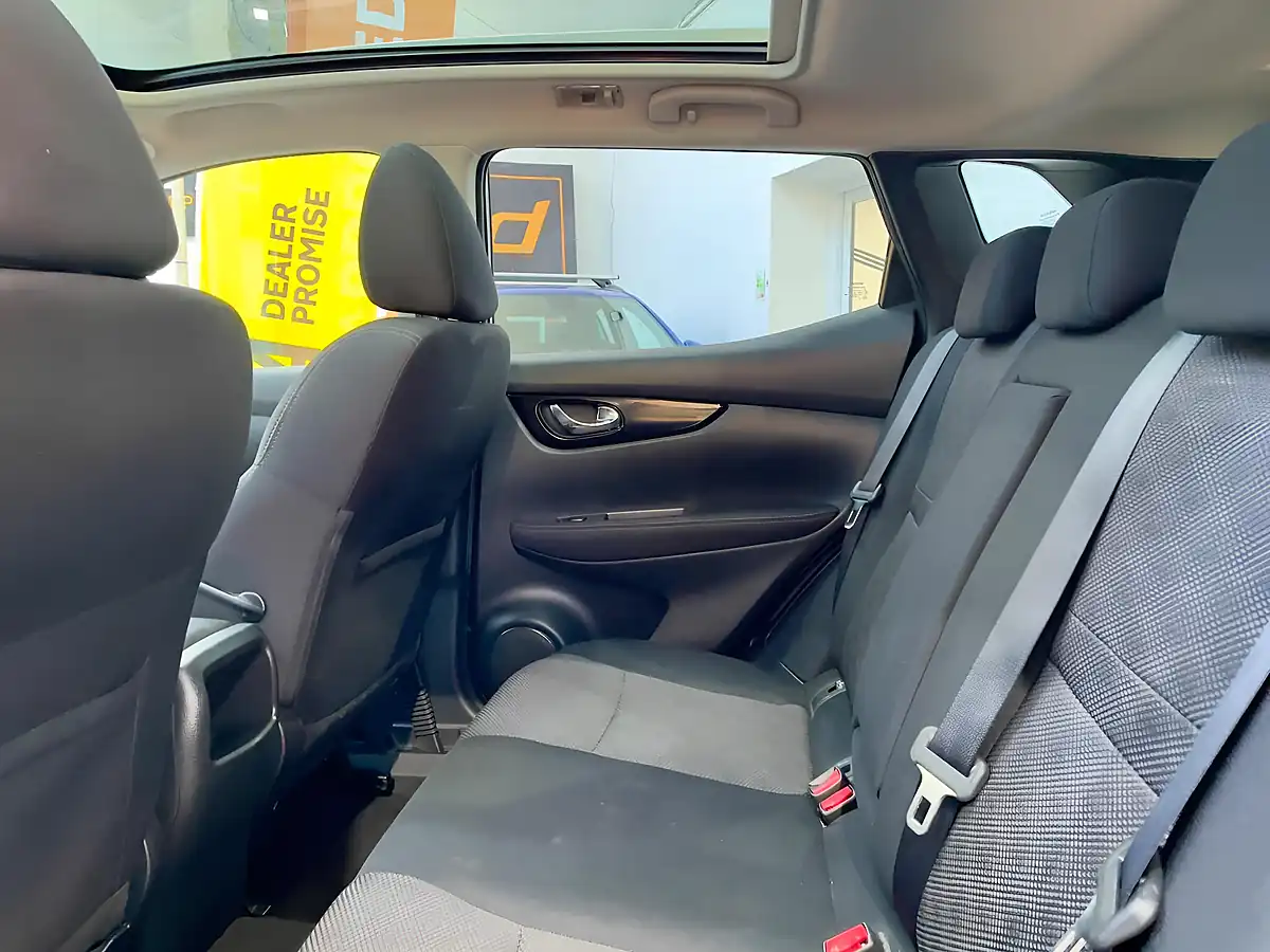 Used 2016 Nissan Qashqai N-Connecta Silver - Interior and Exterior details 16