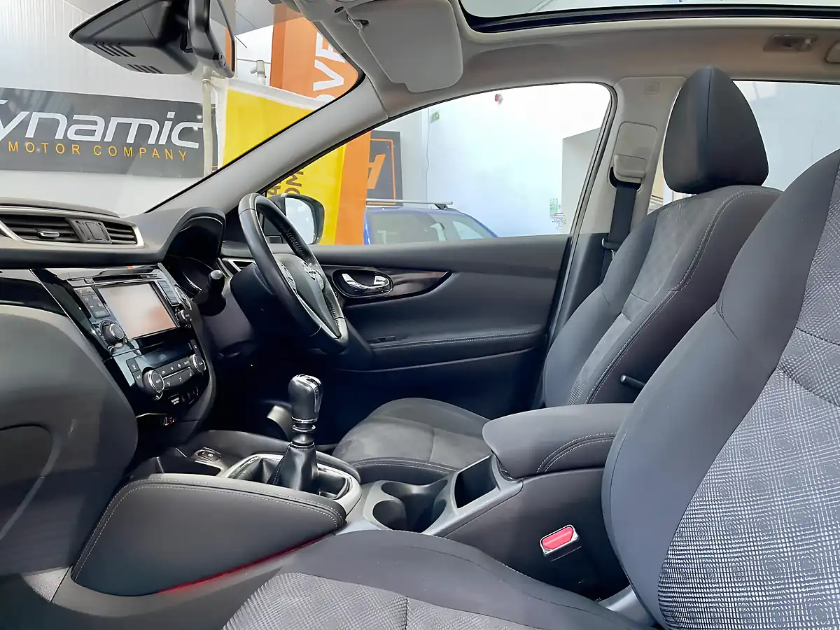 Used 2016 Nissan Qashqai N-Connecta Silver - Interior and Exterior details 17