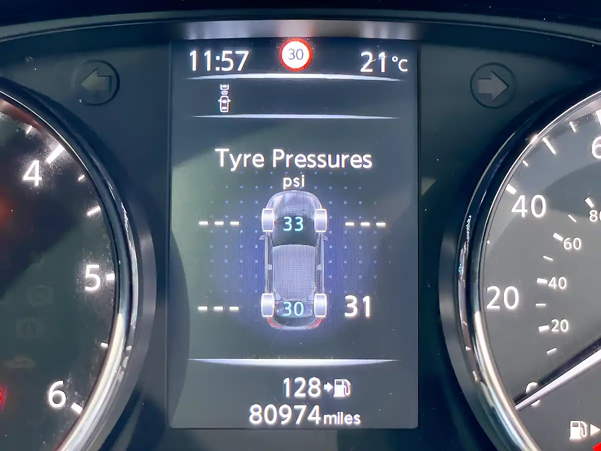 Used 2016 Nissan Qashqai N-Connecta Silver - Interior and Exterior details 18