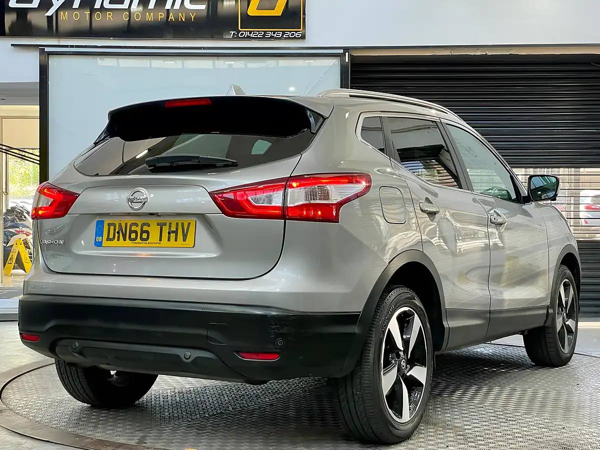 Used 2016 Nissan Qashqai N-Connecta Silver - Interior and Exterior details 4