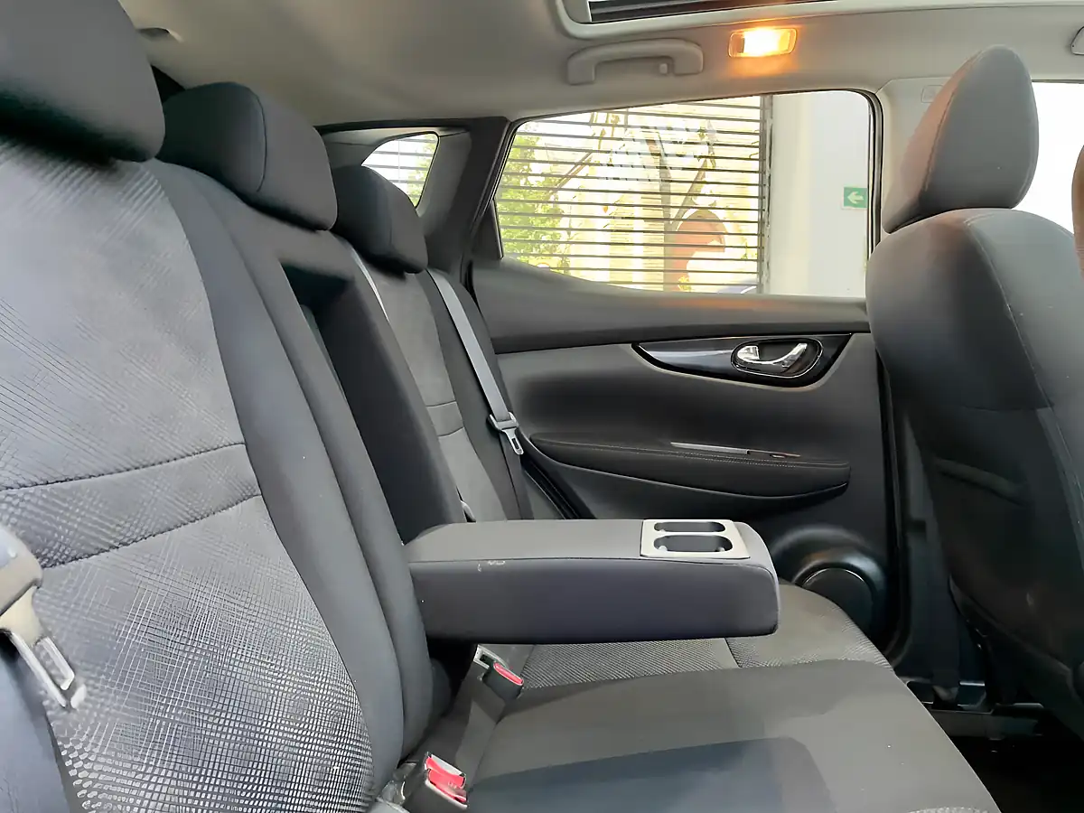 Used 2016 Nissan Qashqai N-Connecta Silver - Interior and Exterior details 8