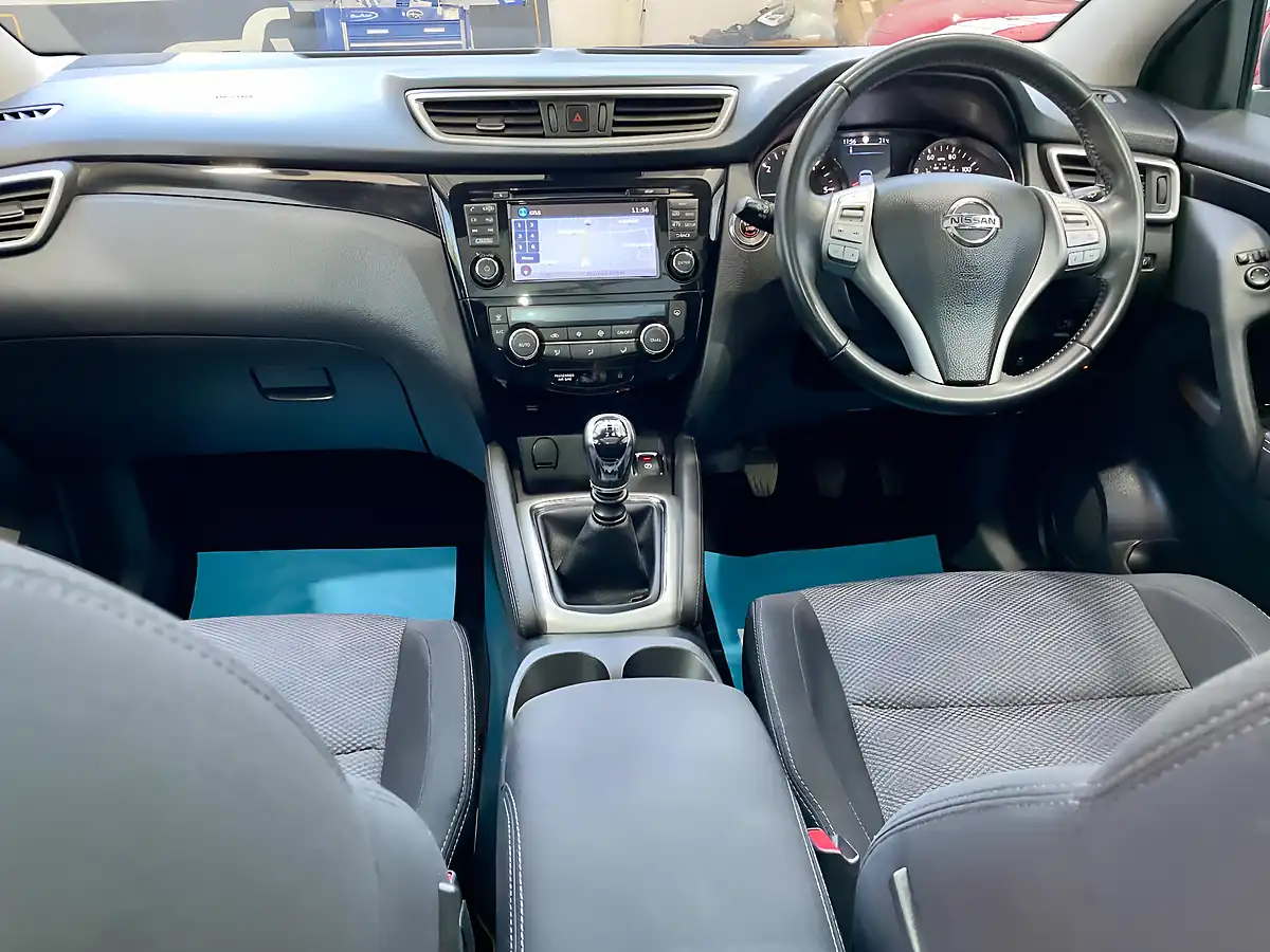 Used 2016 Nissan Qashqai N-Connecta Silver - Interior and Exterior details 9