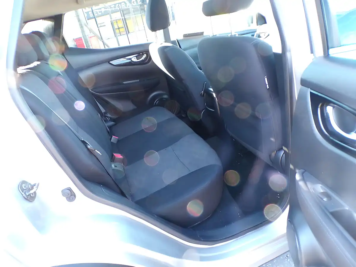Used 2016 Nissan Qashqai N-Connecta Silver - Interior and Exterior details 4