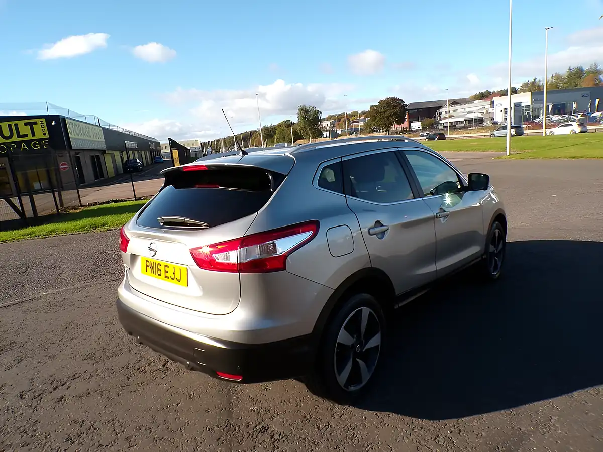 Used 2016 Nissan Qashqai N-Connecta Silver - Interior and Exterior details 5