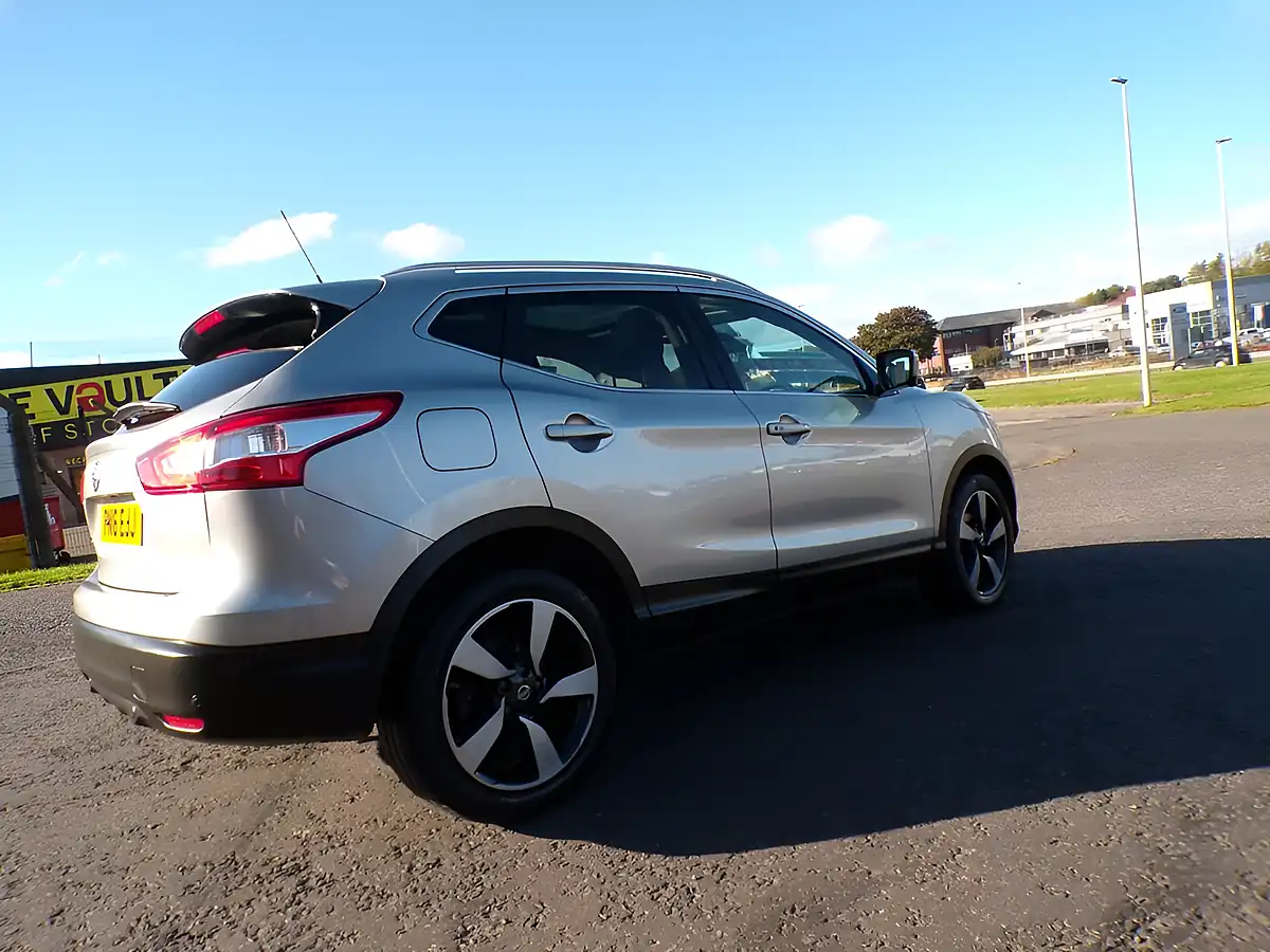 Used 2016 Nissan Qashqai N-Connecta Silver - Interior and Exterior details 6