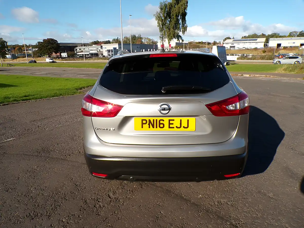 Used 2016 Nissan Qashqai N-Connecta Silver - Interior and Exterior details 7
