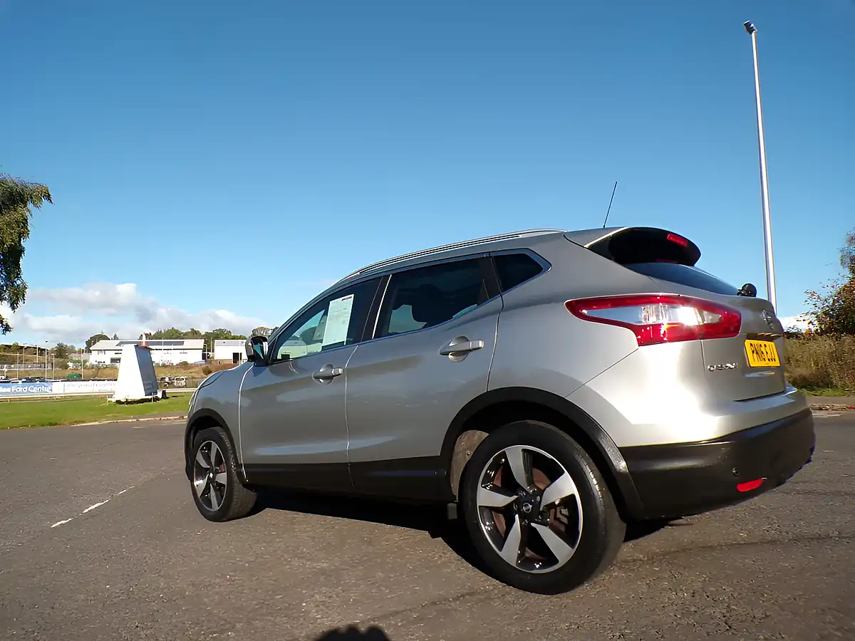 Used 2016 Nissan Qashqai N-Connecta Silver - Interior and Exterior details 8