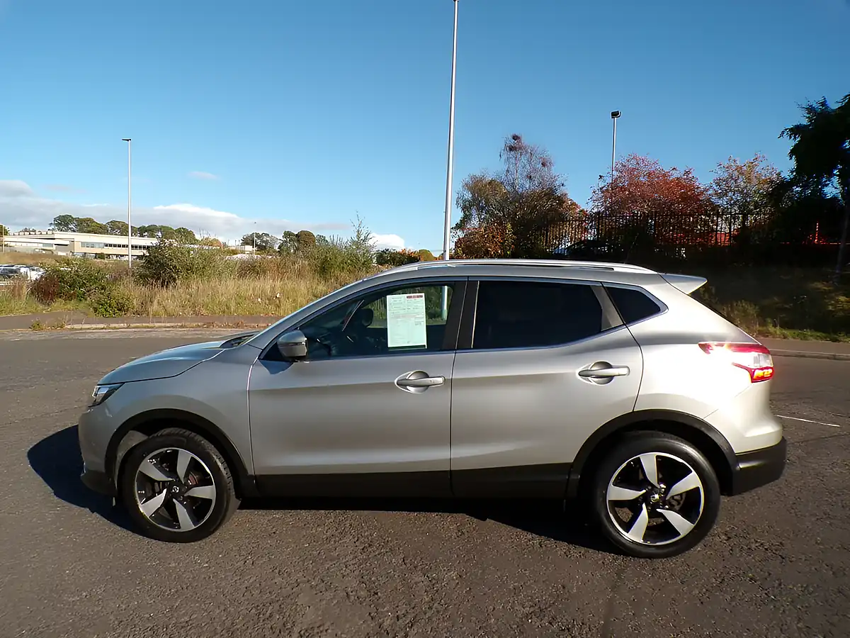 Used 2016 Nissan Qashqai N-Connecta Silver - Interior and Exterior details 9