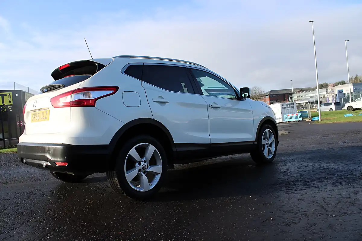 Used 2016 Nissan Qashqai N-Connecta White - Interior and Exterior details 11