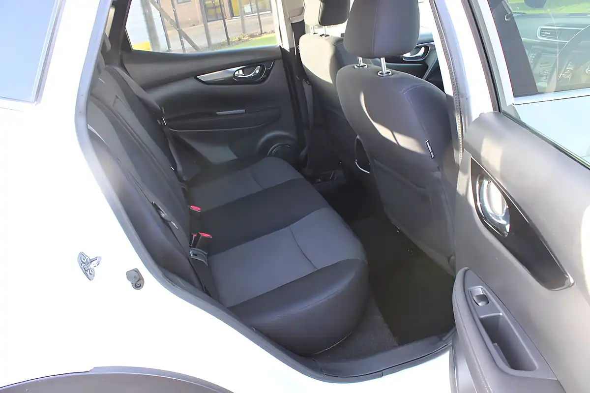 Used 2016 Nissan Qashqai N-Connecta White - Interior and Exterior details 13