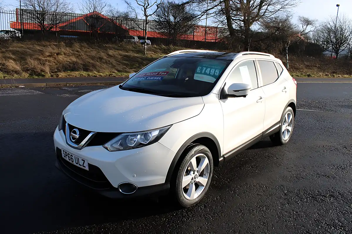 Used 2016 Nissan Qashqai N-Connecta White - Interior and Exterior details 5