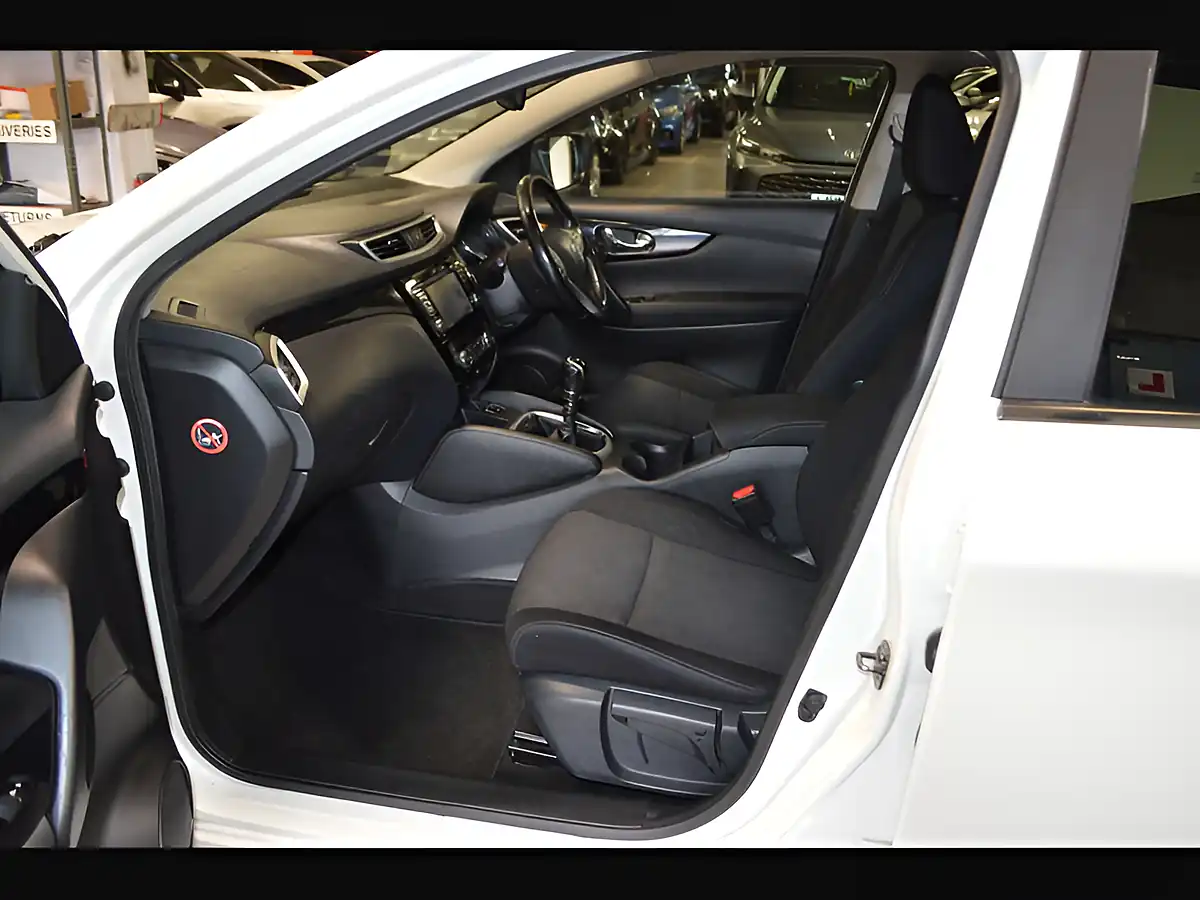 Used 2016 Nissan Qashqai N-Connecta White - Interior and Exterior details 13