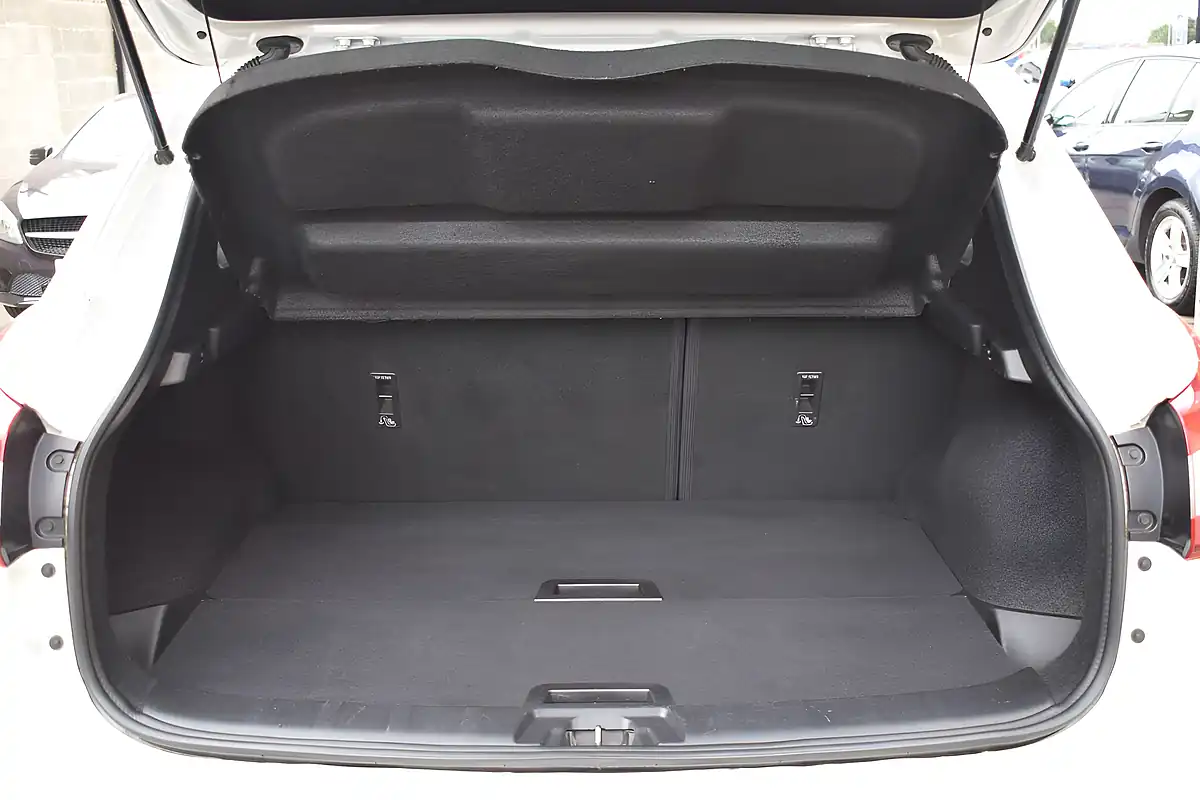 Used 2016 Nissan Qashqai N-Connecta White - Interior and Exterior details 10