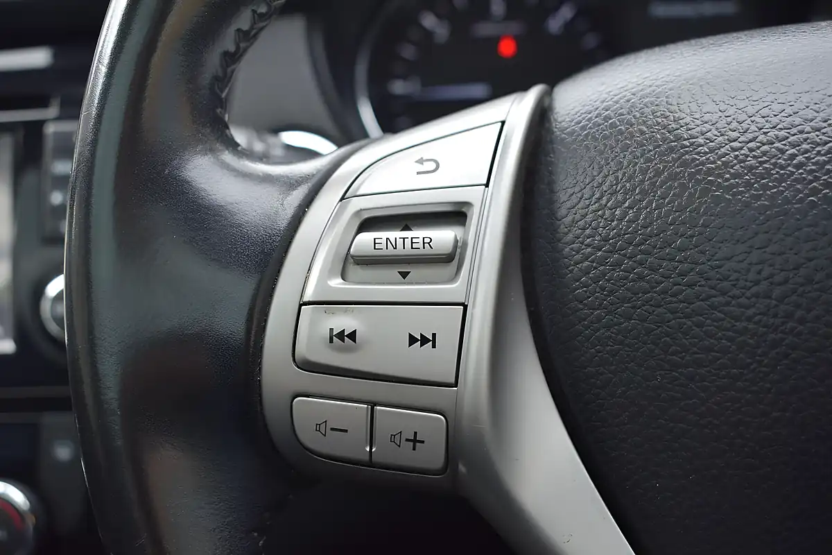 Used 2016 Nissan Qashqai N-Connecta White - Interior and Exterior details 14