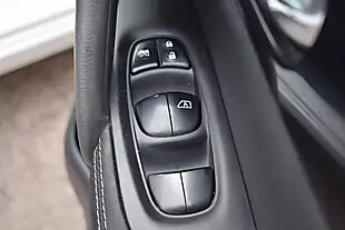 Used 2016 Nissan Qashqai N-Connecta White - Interior and Exterior details 18