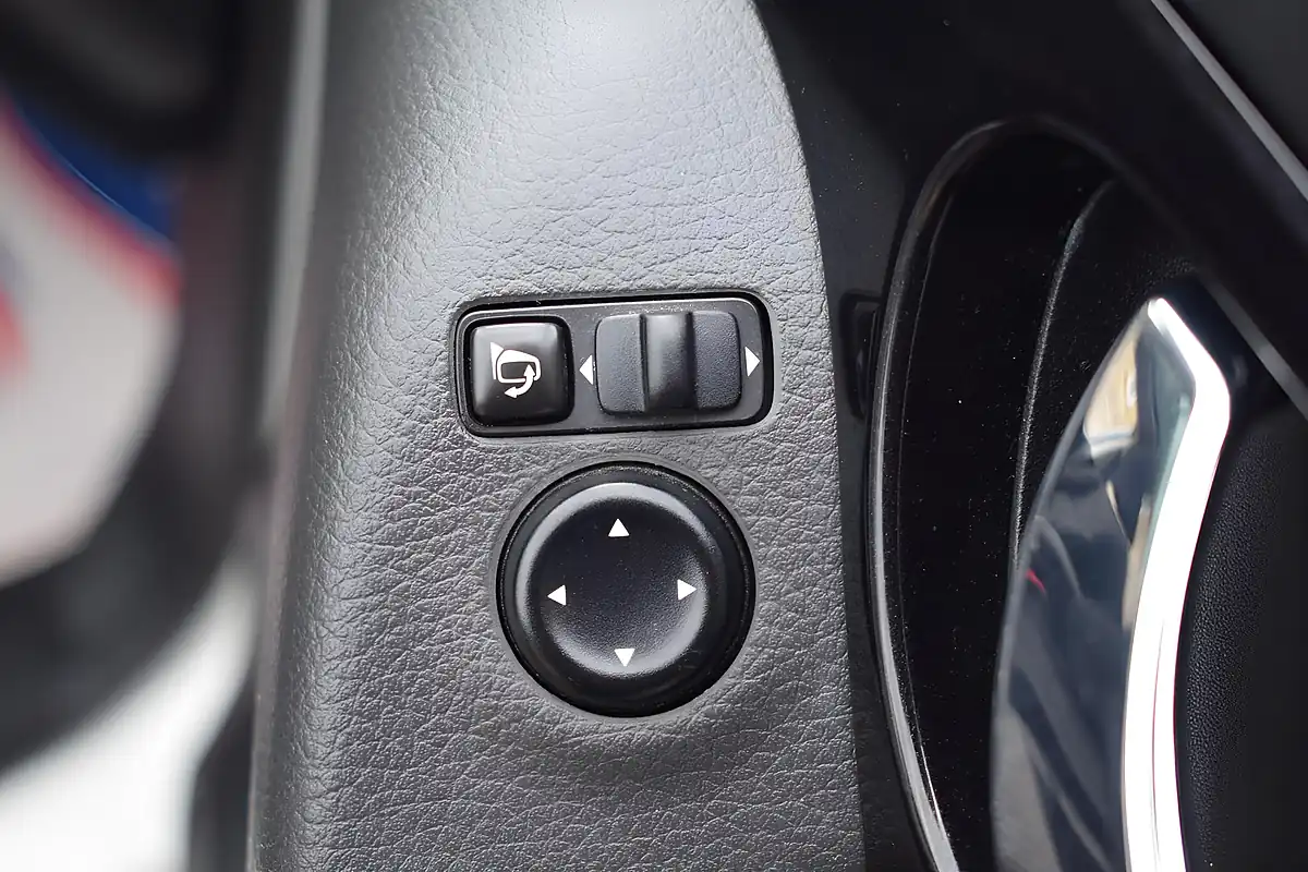 Used 2016 Nissan Qashqai N-Connecta White - Interior and Exterior details 19