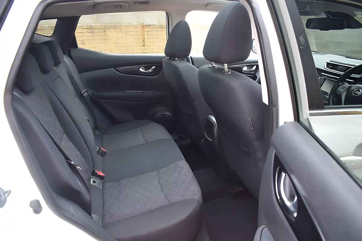 Used 2016 Nissan Qashqai N-Connecta White - Interior and Exterior details 9