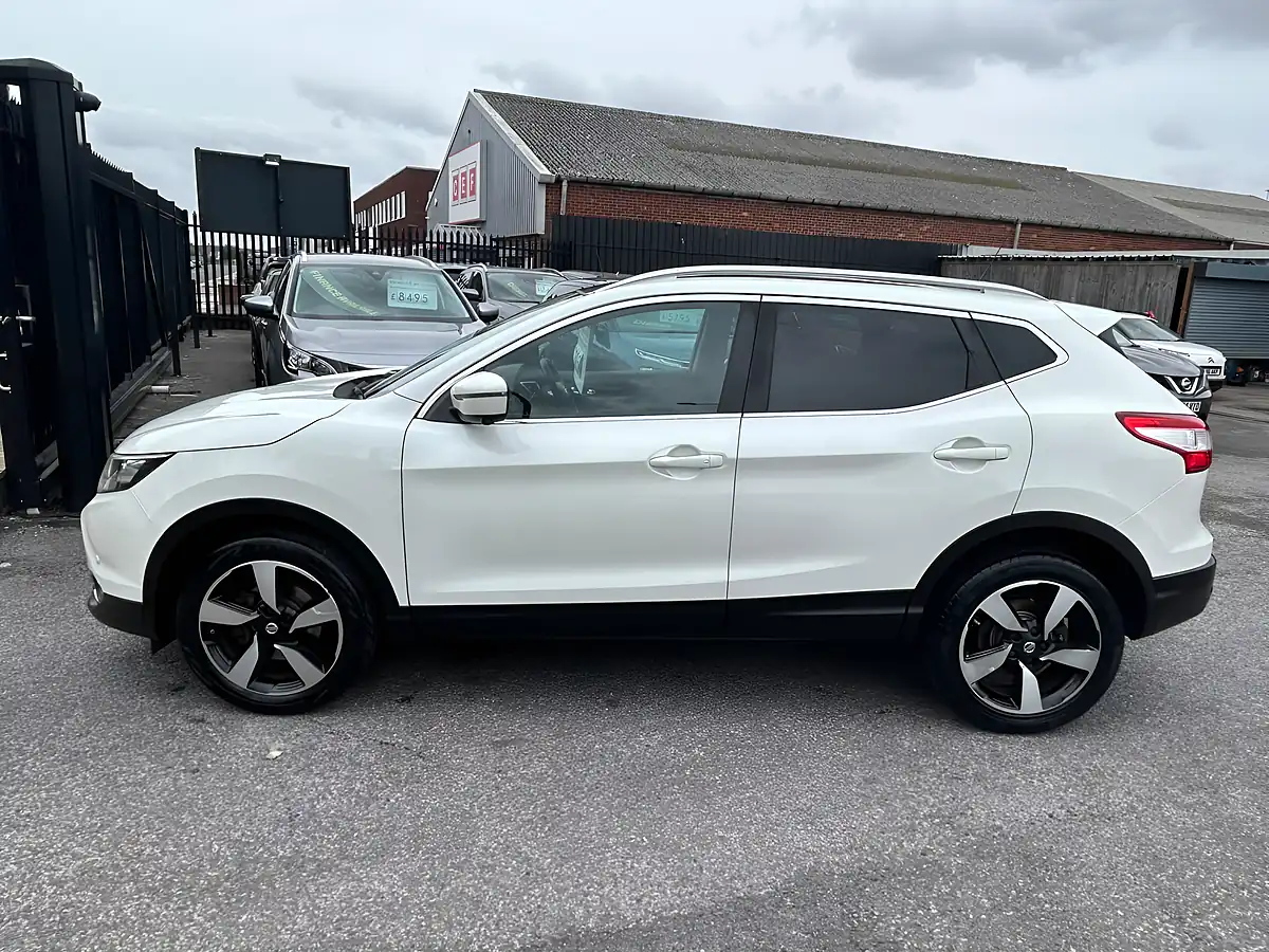 Used 2016 Nissan Qashqai N-Connecta White - Interior and Exterior details 3