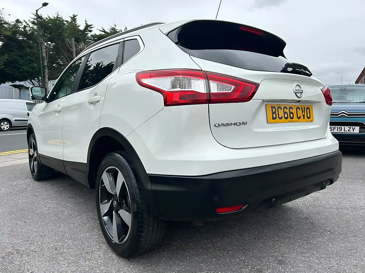Used 2016 Nissan Qashqai N-Connecta White - Interior and Exterior details 4