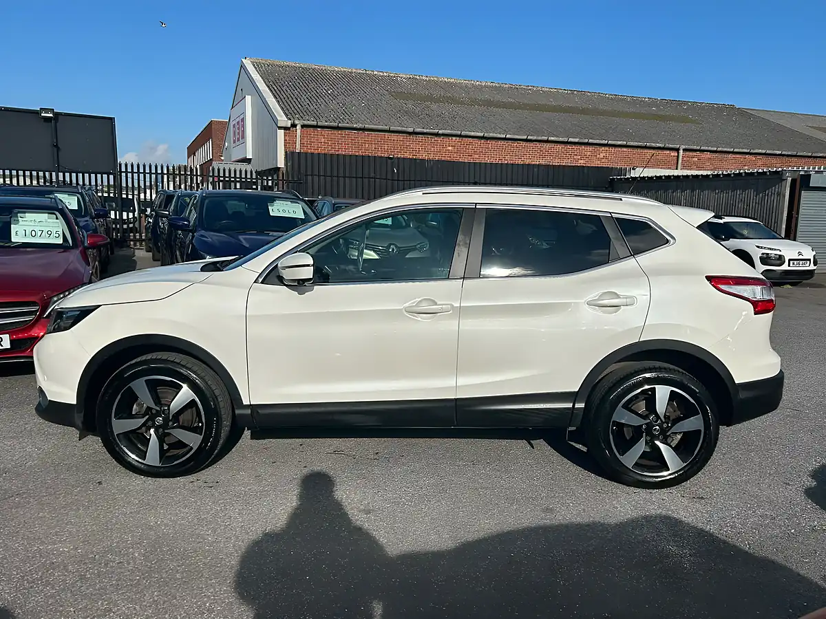 Used 2016 Nissan Qashqai N-Connecta White - Interior and Exterior details 3