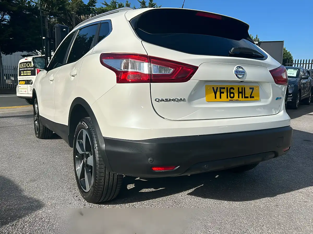 Used 2016 Nissan Qashqai N-Connecta White - Interior and Exterior details 4