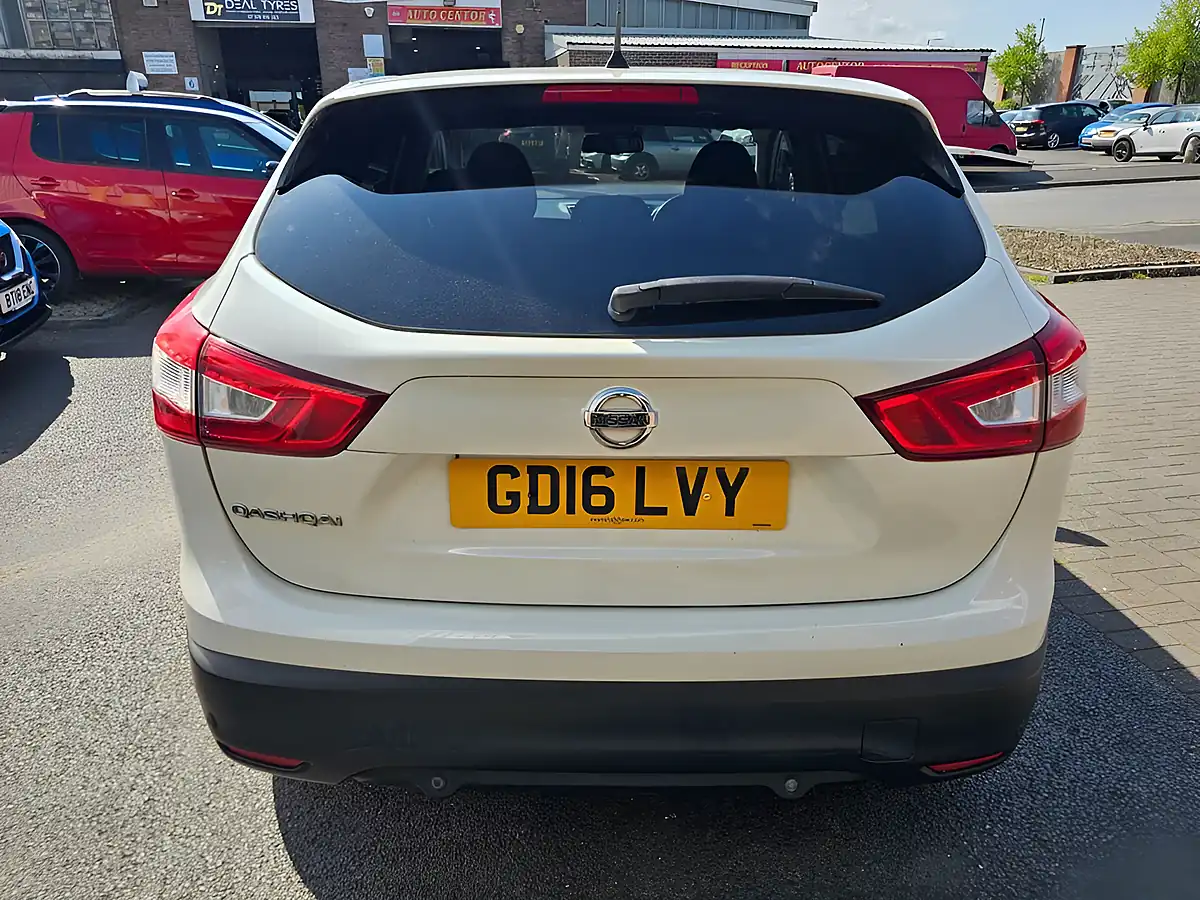 Used 2016 Nissan Qashqai N-Connecta White - Interior and Exterior details 4
