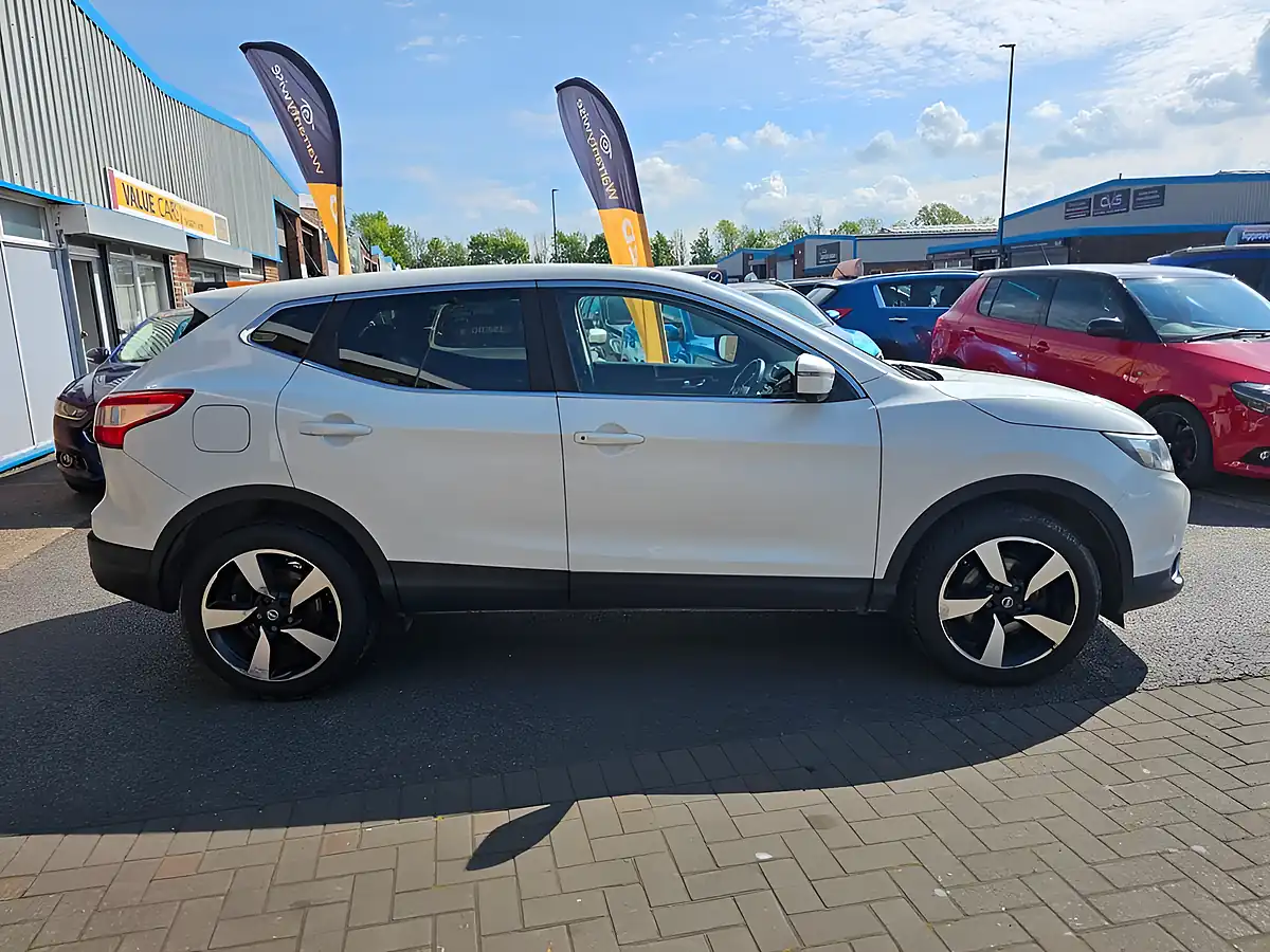 Used 2016 Nissan Qashqai N-Connecta White - Interior and Exterior details 5