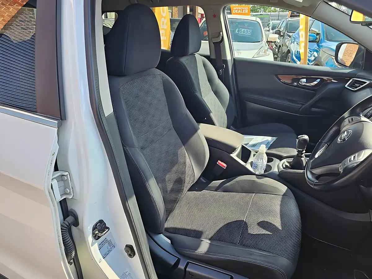 Used 2016 Nissan Qashqai N-Connecta White - Interior and Exterior details 6