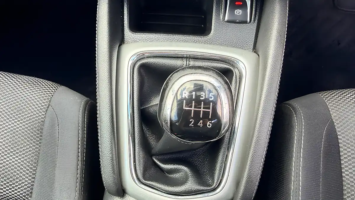 Used 2016 Nissan Qashqai N-Tec Red - Interior and Exterior details 14