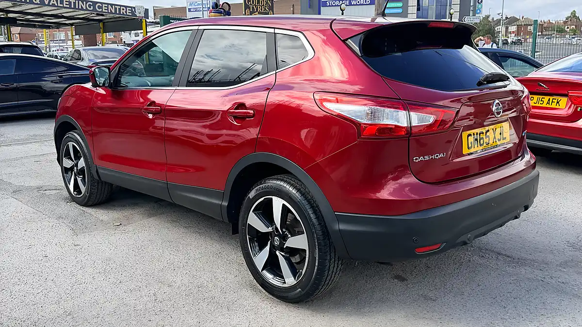 Used 2016 Nissan Qashqai N-Tec Red - Interior and Exterior details 5